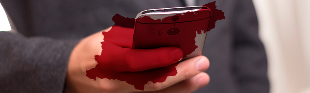 persona usando el móvil con mapa de guipuzcoa rojo